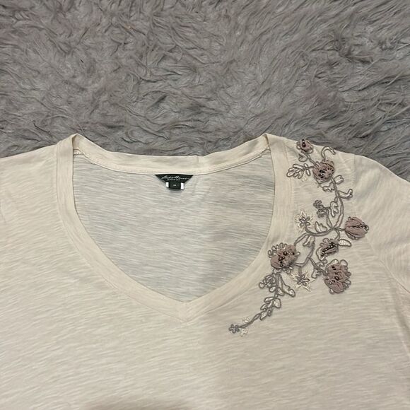Eddie Bauer cotton cream vneck maroon floral embroidered tshirt size medium - Picture 2 of 5